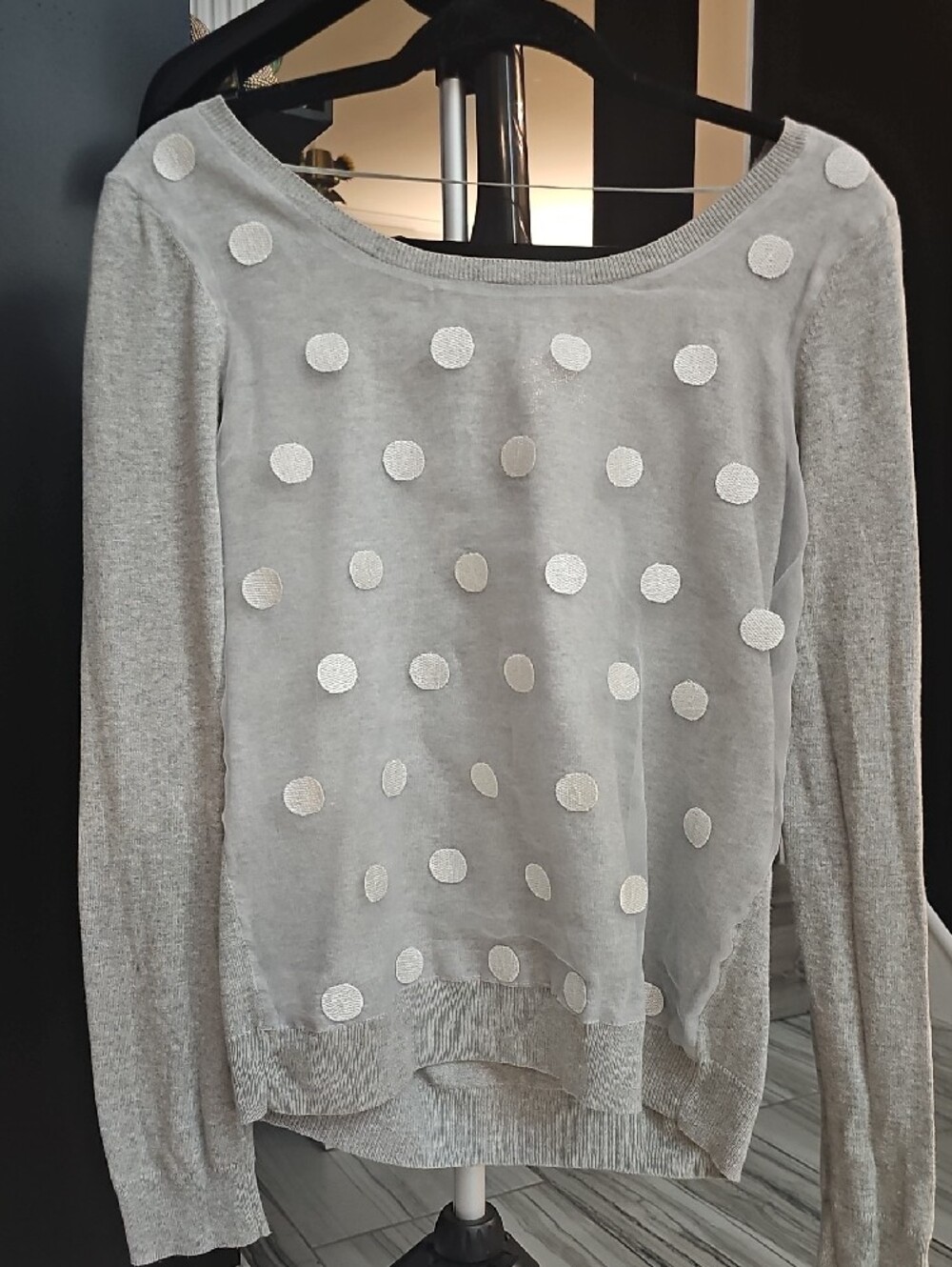 Cute and stylish 4-piece women’s sweater bundle featuring Express, Venus, and LC - Picture 3 of 13